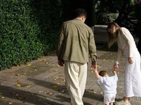 Dấu hiệu của một em bé tình cảm, gắn bó với gia đình