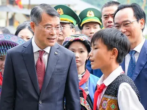 Thủ tướng Lê Minh Hưng thăm phòng học, bếp ăn trường nội trú ở vùng biên Lào Cai