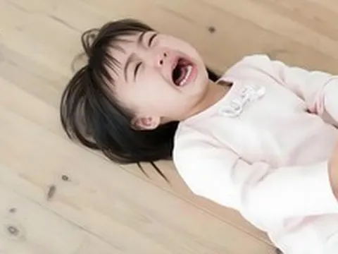 Vì sao trẻ càng lớn càng dễ nổi cáu với chính những người thân thiết nhất?
