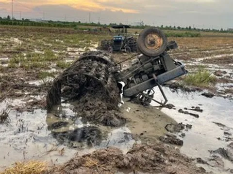 Máy cày bất ngờ lật úp, đè tử vong thiếu niên 14 tuổi đang lái