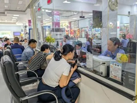 Người dân đến ga Sài Gòn từ 3h sáng 'săn' vé tàu Tết Đinh Mùi