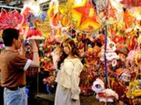 Phố lồng đèn sôi động, tiểu thương vẫn 'ngóng' khách mua