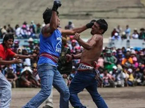 Độc đáo tục cuối năm 'đánh một trận' để dẹp hết ân oán ở Peru