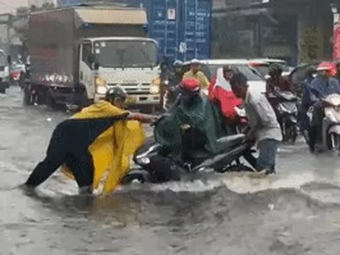 Quốc lộ 1 ‘ngập như sông’, xe máy liên tục ngã nhào giữa dòng nước