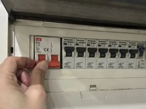 Ra khỏi nhà cả ngày có nên ngắt aptomat tổng không?