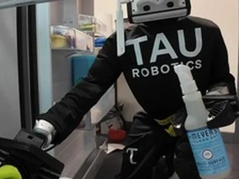 Robot hình người thay giúp việc làm việc nhà, giá hơn 700 nghìn đồng/giờ