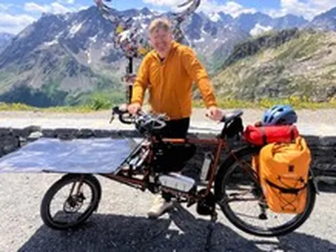 Tự chế xe đạp điện không cần sạc đi khắp thế giới, vượt cả dãy Alps