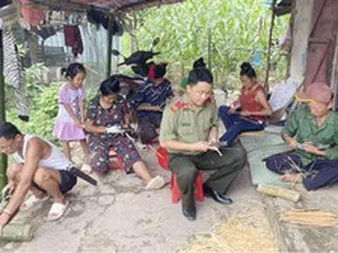 Điều kỳ diệu từ những đôi đũa tre trong "xóm chạy thận" của chàng Thượng sĩ Công an trẻ