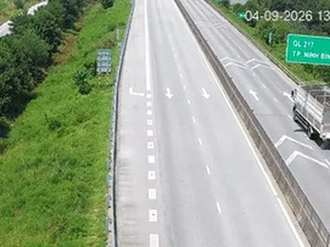 Ô tô bán tải chạy 78km/h, bám sau xe tải chưa đầy 25m trên cao tốc bị phạt