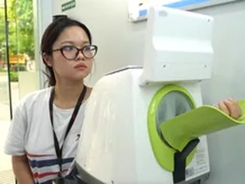 Gen Z thích thú trải nghiệm Trạm công dân số ở TP.HCM