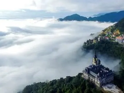 Một thị trấn ở Việt Nam mát mẻ quanh năm, được tạp chí quốc tế ca ngợi đẹp TOP thế giới, vừa đón 150.500 lượt khách