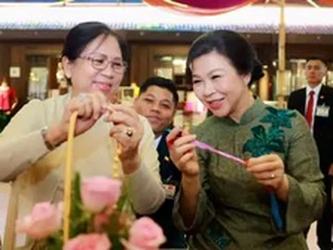 Phu nhân Tổng Bí thư, Chủ tịch nước Tô Lâm cùng phu nhân Tổng thống Myanmar thăm làng lụa Vạn Phúc