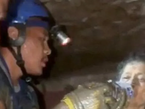Video: Cận cảnh giải cứu người sống sót sau 10 ngày mắc kẹt dưới lũ bùn ở Nepal