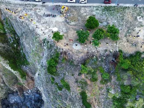 Thót tim cảnh tượng vượt rào, tạo dáng 'sống ảo' sát mép vực đèo chênh vênh