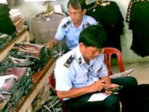 Gửi 2 đôi giày 'hiệu' sang Nga mới biết hàng giả: Khi mua hàng làm sao nhận ra hàng nhái?