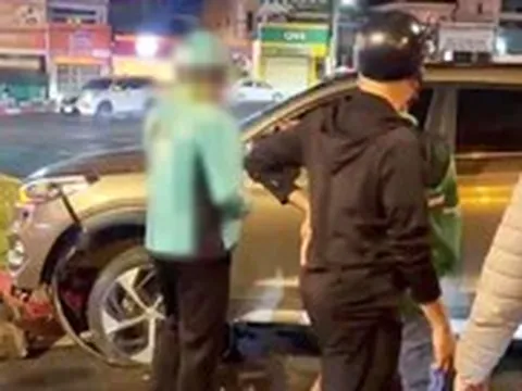 Tài xế say xỉn chạy ô tô tông vào dải phân cách ở Đắk Lắk, vẫn đòi tiếp tục lái xe