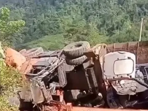 Ô tô chở máy múc bị lật, đè trúng hai vợ chồng ở Nghệ An