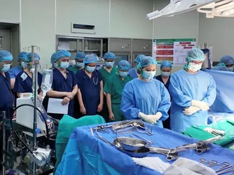 Về nước chăm sóc mẹ ốm, chàng trai Hà Nội đột ngột qua đời và món quà cuối để lại