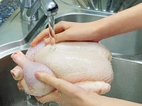 Lời khuyên cho những gia đình có thói quen rửa thịt gà dưới vòi nước trước khi nấu