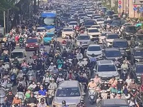 Kẹt cứng nhiều tuyến phố Hà Nội ngày đầu học sinh đến trường sau khai giảng