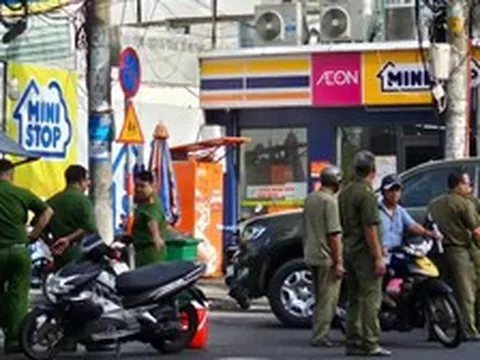 Cháy khách sạn ở TPHCM, nhiều người mắc kẹt