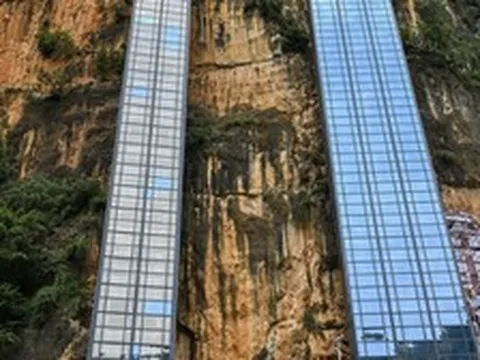 Bất ngờ thang máy bám vách núi cao gần 300m đưa học sinh đến trường ở Trung Quốc
