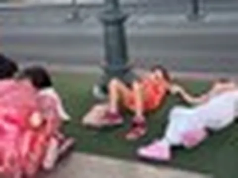 3 con của Tuấn Hưng nằm vỉa hè nghỉ ngơi khi đi khám phá nước Mỹ