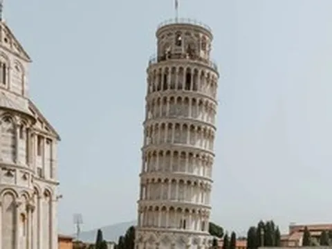 Vì sao tháp nghiêng Pisa không bị đổ?