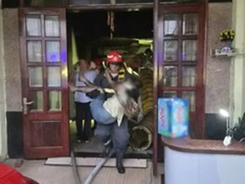 Khách sạn ở Tp.HCM bốc cháy dữ dội, 2 khách thuê phòng tử vong