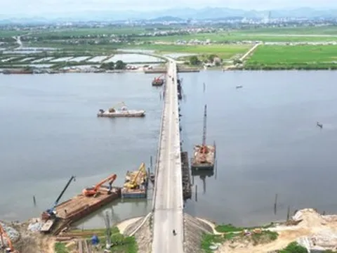 Hình ảnh đập ngăn mặn từng lớn nhất Đông Nam Á được sửa chữa khẩn cấp
