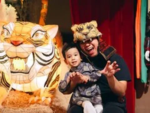 Người dân thích thú ngắm cóc khổng lồ 'kiện trời' giữa đình cổ TP.HCM