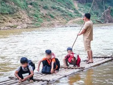 Sắp có cầu bê tông, học sinh vùng cao không còn phải đi bè qua sông đến lớp