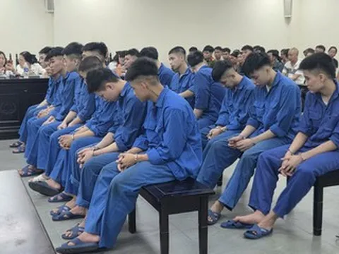 Hàng chục thanh niên mang kiếm, gạch rượt đuổi, chém nhau trong đêm ở Hà Nội