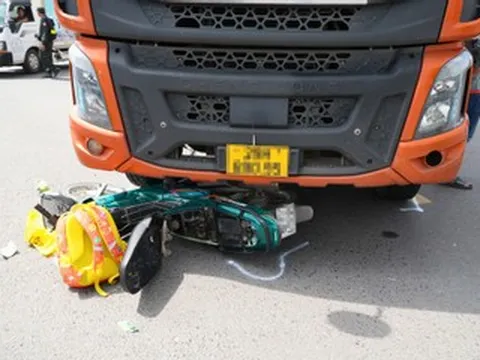 Hiện trường vụ tai nạn ba người tử vong, ba lô trẻ em dưới gầm xe tải