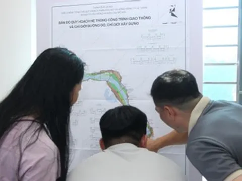 Người dân Hà Nội đổ về xem quy hoạch phân khu đô thị sông Hồng