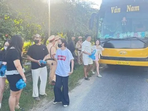 Ô tô khách 22 chỗ 'nhồi' 48 người, tài xế và chủ xe đối mặt mức phạt hơn 66 triệu đồng