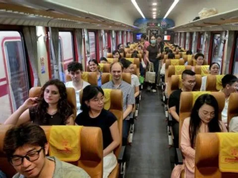 Phó giám đốc BV Bạch Mai nói về hành trình 500 y bác sĩ đi tàu về Ninh Bình mỗi ngày
