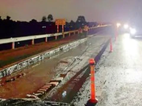 Ô tô lọt hố công trình trên cao tốc Biên Hòa - Vũng Tàu, tranh cãi vị trí biển cảnh báo