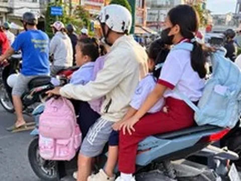 Xe máy 'tống 3, tống 4' chở trẻ đi học: 'Gọn, lẹ' nhưng hiểm họa ngay trước mắt
