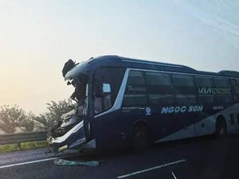 Ô tô khách không giữ khoảng cách tông vào đuôi xe đầu kéo, phụ xe tử vong