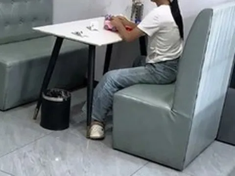 Mẹ đăng ảnh lên mạng khoe con gái nhưng nhìn thứ cô bé cầm trên tay, nhiều người lo lắng: Cẩn thận đi học bị cô lập
