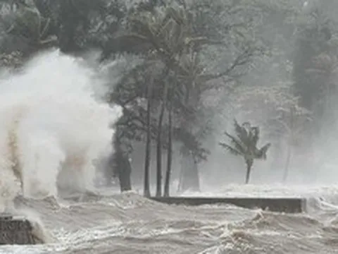 Chủ động ứng phó áp thấp nhiệt đới có khả năng mạnh lên thành bão; mưa lớn diện rộng, nguy cơ lũ quét, sạt lở đất...