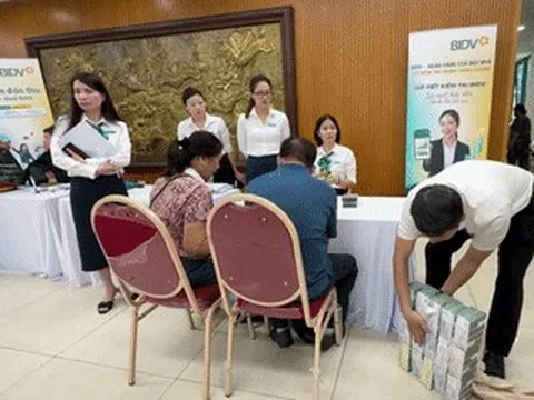 Công an hộ tống người dân nhận bao tải tiền bồi thường ở Vành đai 1 về tận nhà
