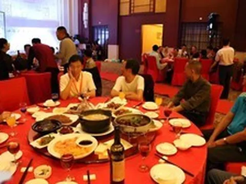 Họp lớp, 5 người thu nhập hơn 3 tỷ đồng/năm ngồi riêng một bàn, lớp trưởng hỏi "Các ông chủ bao cả nhóm nhé?" thì không ai lên tiếng
