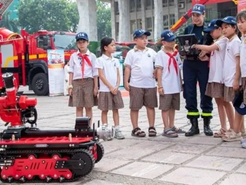 Người dân Hà Nội hào hứng trải nghiệm xe thang, robot chữa cháy
