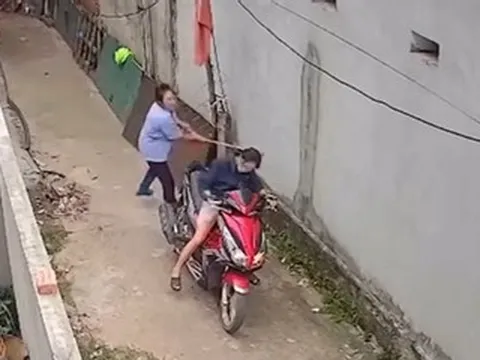 Người phụ nữ liên tục thách thức, dùng chổi đánh hàng xóm