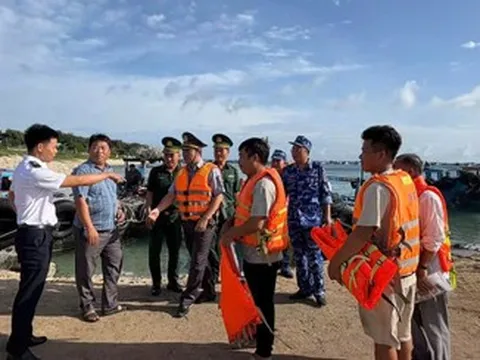 Tàu cá cùng 21 người gặp sự cố giữa vùng biển động mạnh