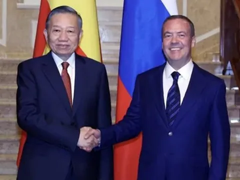 Tổng Bí thư, Chủ tịch nước Tô Lâm gặp Chủ tịch Đảng Nước Nga Thống nhất Dmitry Medvedev