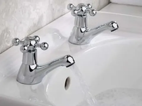 Vì sao nhiều bồn rửa ở Anh có hai vòi nóng, lạnh riêng biệt?