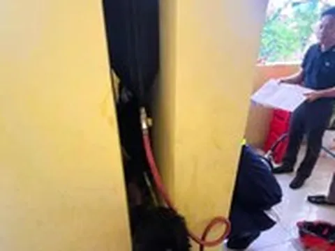 Học sinh lớp 2 mắc kẹt trong khe tường, cảnh sát giải cứu sau 30 phút